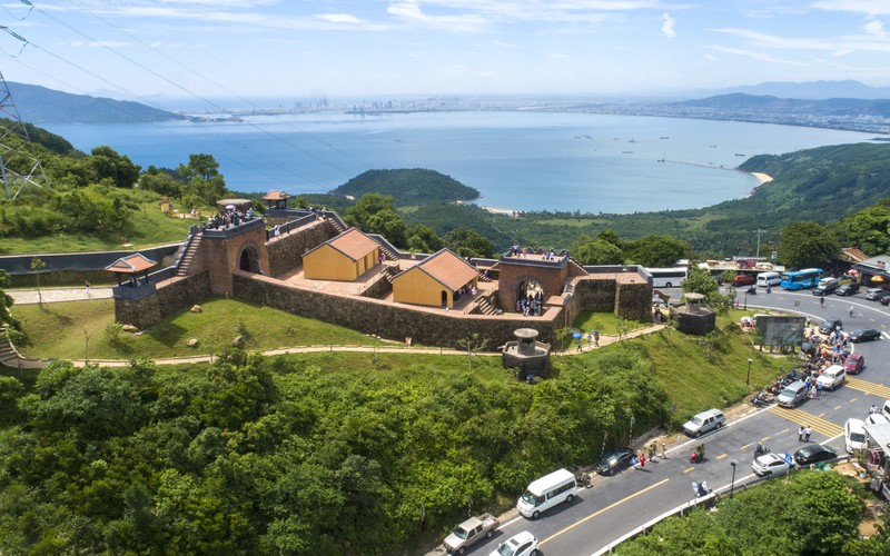 Hai Van Gate is a popular attraction among tourists as it offers stunning views of the sea and the Hai Van Mountain Pass. (Photo: VnExpress)