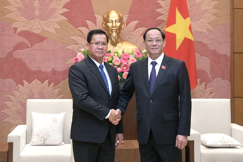 Vice Chairman of the National Assembly Sen. Lt. General Tran Quang Phuong (R) welcomes Lt. Gen. Vongsack Phanthavong (Photo: quochoi.vn)