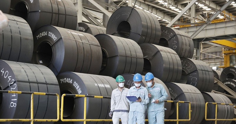 Checking the quality of exported steel at a factory of Hoa Phat Group (Photo: hanoimoi.vn)