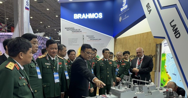 Vietnamese Minister of National Defence Gen. Phan Van Giang (front, third from right) and other officials visit a booth at Army-2024 on August 12. (Photo: VNA)