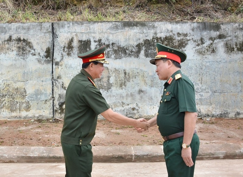 Vietnamese Deputy Defence Minister Sen. Lt. Gen. Hoang Xuan Chien (R) and his Lao counterpart Sen. Lt. Gen. Vongkham Phommakone (Photo: qdnd.vn)