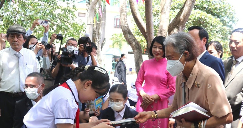 Thai Princess Maha Chakri Sirindhorn presents gifts to students at Nguyen Tat Thanh primary school (Photo: VNA)