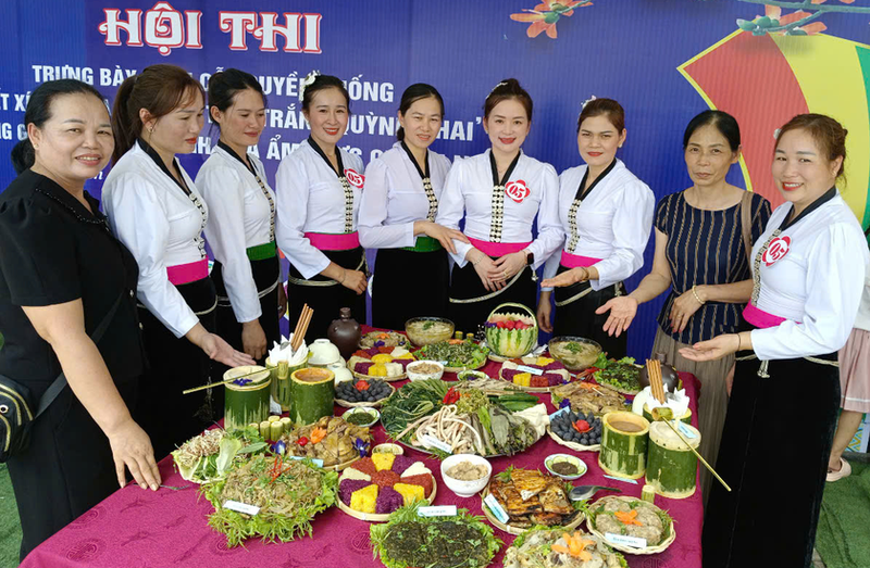 During the Xap Xi festival, people prepare offerings to pay gratitude to their ancestors and to pray for favourable weather conditions and bumper crops.