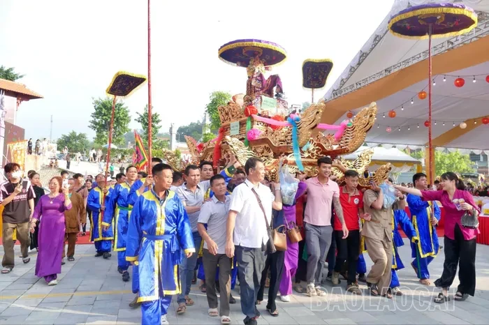 A palanquin procession at the festival (Photo: baolaocai.vn)