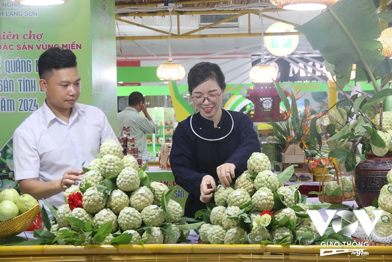 Lang Son advertises custard-apples and typical farm produce in Hanoi (Photo: VOV)