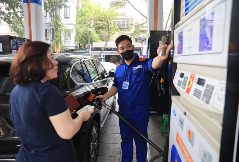 Petrol prices revised down on August 22 - Illustrative photo (Photo: VNA)