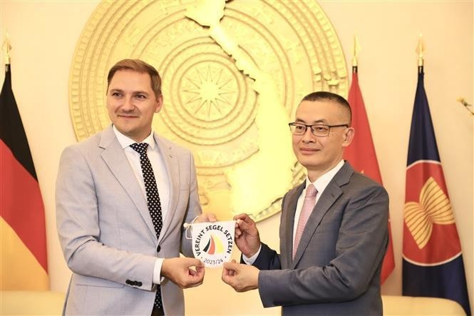 Parliamentary State Secretary of Mecklenburg-West Pomerania Patrick Dahlemann (L) presents a souvenir to Vietnamese Ambassador to Germany Vu Quang Minh (Photo: VNA)