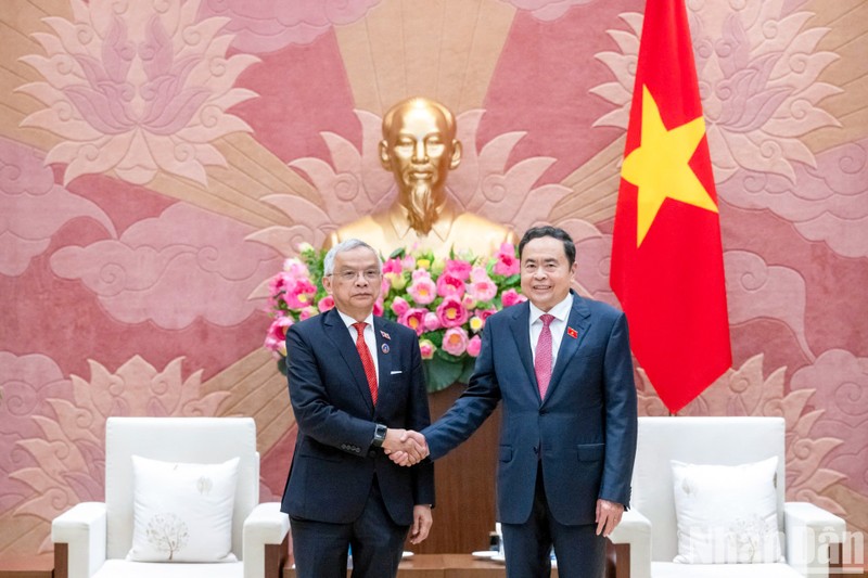 National Assembly (NA) Chairman Tran Thanh Man (R) and visiting Lao NA Vice Chairman and Chairman of the Lao Committee for Peace and Solidarity Sommad Pholsena in Hanoi on August 22. (Photo: NDO/Duy Linh)