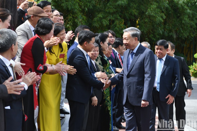 Party General Secretary and State President To Lam meets representatives of Vietnamese small and medium enterprises in Hanoi on August 22. (Photo: NDO/Dang Khoa)