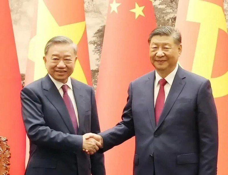 Party General Secretary and President To Lam (L) and his Chinese counterpart Xi Jinping. (Photo: VNA)