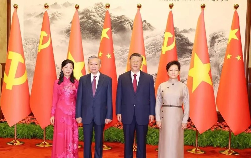 General Secretary of the Communist Party of Vietnam Central Committee and President of Vietnam To Lam (second from left) and his spouse in a joint photo with General Secretary of the Communist Party of China Central Committee and President of China Xi Jinping and his spouse in Beijing on August 19. (Photo: VNA)