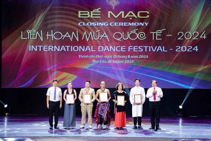 The festival's organisation board presented gold medals to five outstanding performances at the closing ceremony 