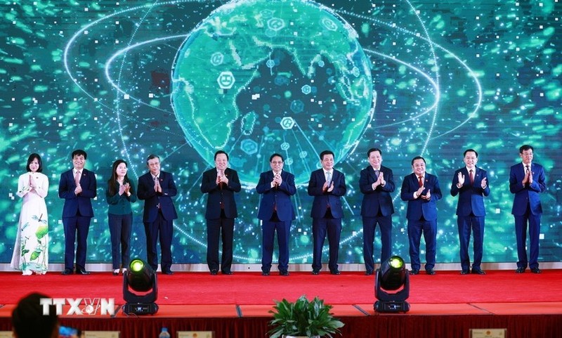 Prime Minister Pham Minh Chinh (1st from right) presents the Government's emulation flag to the representative of the Vietnam National Chemical Group. (Photo: VNA)