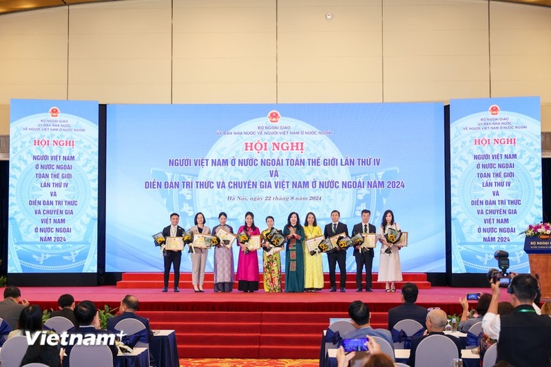 The Minister of Foreign Affairs’ certificates of merit and the SCOVA’s commendations are presented to individuals and groups in Vietnam and overseas who have made significant, exemplary contributions to OV-related work at the event (Photo: VNA)