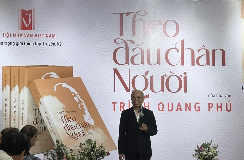 Professor and Doctor Trinh Quang Phu introduces his book to readers at the ceremony