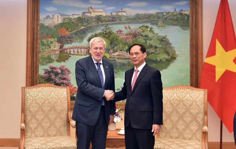 Deputy Prime Minister and Minister of Foreign Affairs Bui Thanh Son (right) and Chilean Minister of Foreign Affairs Alberto Van Klaveren (Photo: Ministry of Foreign Affairs)