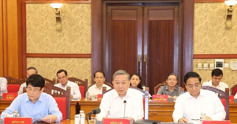 Party General Secretary and State President To Lam (centre) speaks at the meeting of the sub-committee for documents of the 14th National Party Congress on August 27. (Photo: NDO/Dang Khoa)