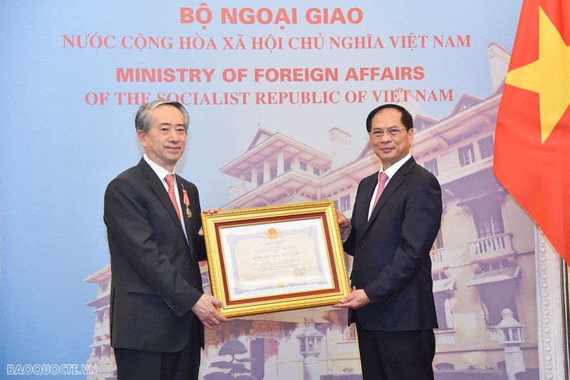 Deputy Prime Minister and Minister of Foreign Affairs Bui Thanh Son (right) presents Friendship Order of the Vietnamese State to Chinese Ambassador Xiong Bo (Photo: baoquocte.vn)