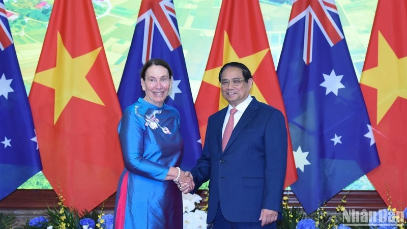 Prime Minister Pham Minh Chinh (R) shakes hands with visiting President of the Australian Senate Sue Lines. (Photo: NDO/Tran Hai)