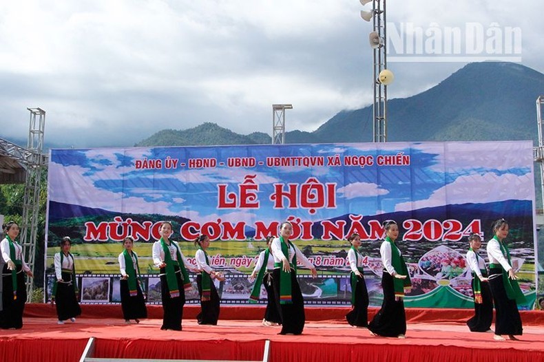 A performance at the festival celebrating the new rice season in Ngoc Chien Commune