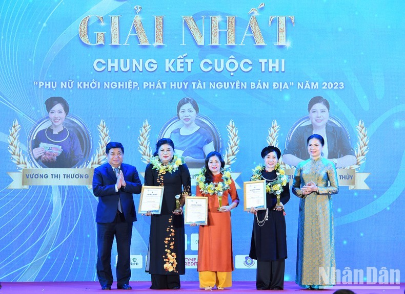  Vuong Thi Thuong (fourth from left) receives first prize at the award ceremony of the 2023 Women Startups Competition. (Photo: Tran Hai)