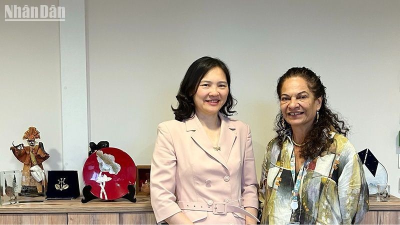 Ambassador Nguyen Thi Van Anh (L), Permanent Representative of Vietnam to UNESCO, and Assistant Director-General of UNESCO for Natural Sciences Lidia Arthur Brito at their meeting in Paris on August 30. (Photo: NDO)