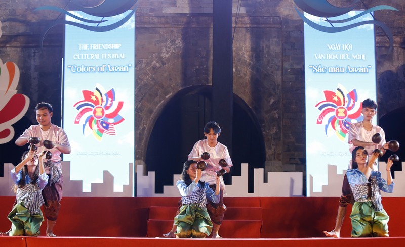 A performance at the opening ceremony (Photo: hanoimoi.com.vn)