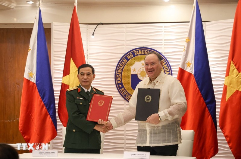 Minister of National Defence General Phan Van Giang and his Philippine counterpart Gilberto Teodoro. (Photo: VNA)