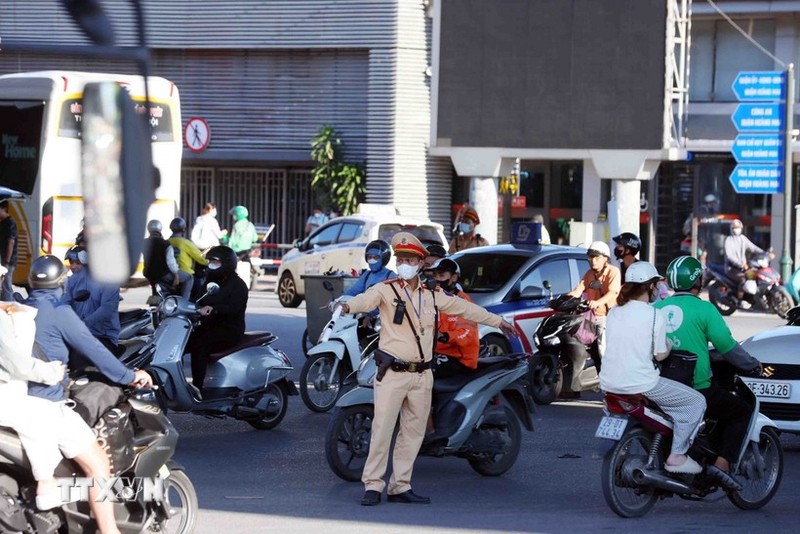 A policeman regulating the traffic in Hanoi (Photo: VNA)