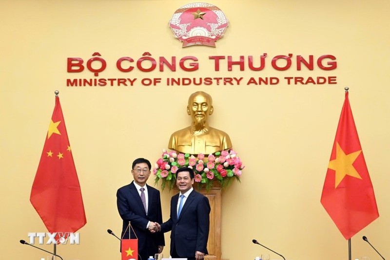 Minister of Industry and Trade Nguyen Hong Dien (R) and Liu Ning, visiting member of the Communist Party of China (CPC) Central Committee and Secretary of the CPC Committee of China’s Guangxi Zhuang Autonomous Region at their talks on August 30 (Photo: VNA)