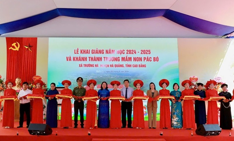 Vice President Vo Thi Anh Xuan and delegates cut the ribbon to inaugurate Pac Bo Kindergarten (Photo: Tuan Linh)