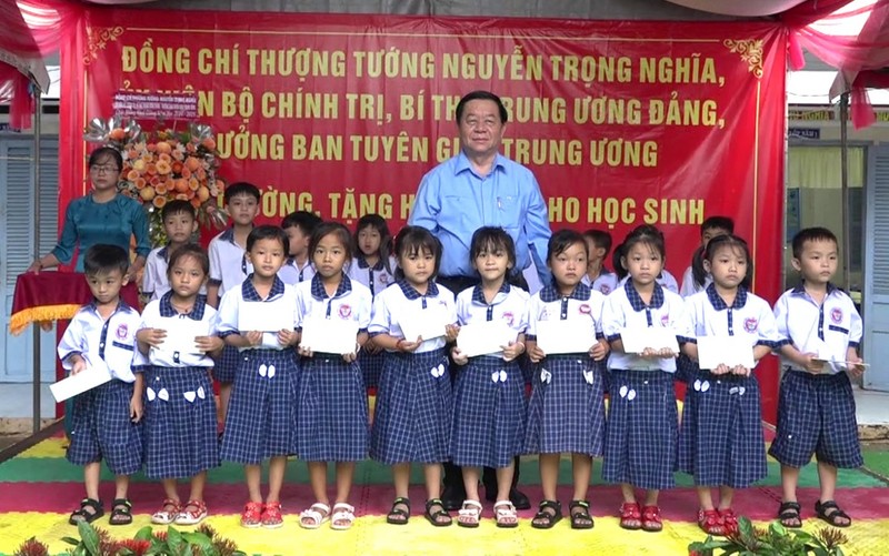 Politburo member, Secretary of the Party Central Committee Nguyen Trong Nghia presents scholarships to poor students in Tien Giang Province (Photo: tuyengiaotiengiang.vn)