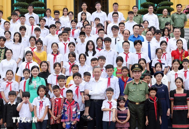 Party General Secretary and State President To Lam meets with students who gained outstanding academic results in the 2023-2024 academic year (Photo: VNA)