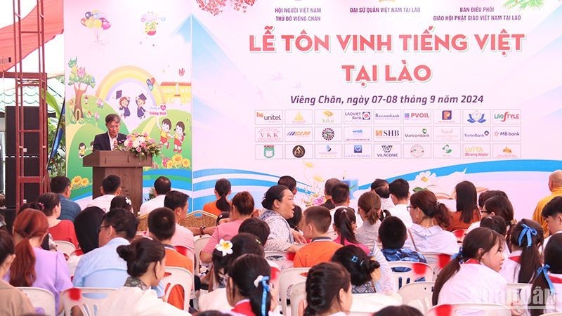 Chargé d'Affaires of the Vietnamese Embassy in Laos Phan Minh Chien speaking at the ceremony. 