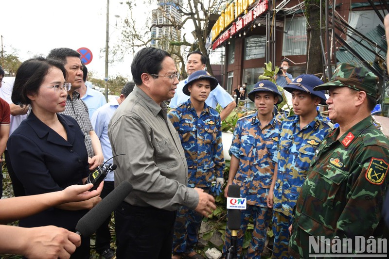 PM Pham Minh Chinh inspects recovery efforts in Quang Ninh after the typhoon devastates the province. (Photo: NDO)