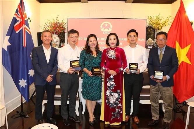 NA Vice Chairwoman Nguyen Thi Thanh (third from right) meets with outstanding representatives of the Vietnamese community. (Photo: VNA)