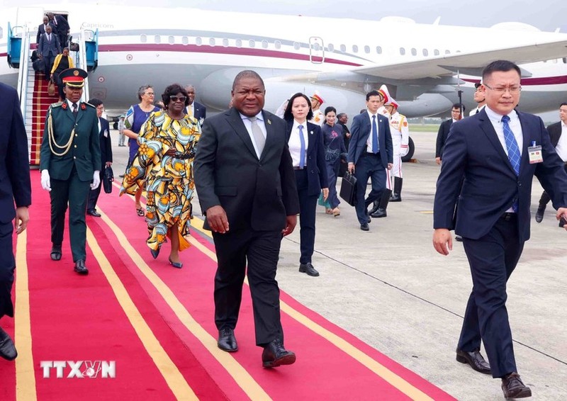 Mozambican President Filipe Jacinto Nyusi and his spouse at the Noi Bai International Airport. (Photo: VNA)