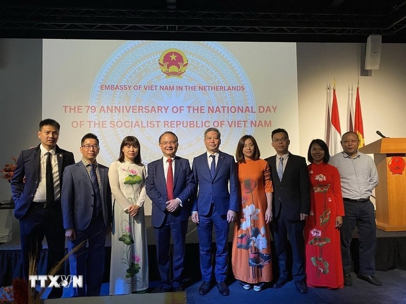 Vietnamese Ambassador Ngo Huong Nam and the embassy's staff at the event. (Photo: VNA)