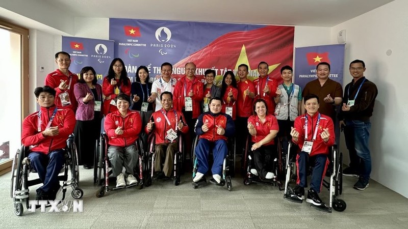 Vietnamese Ambassador to France Dinh Toan Thang meets with the Vietnamese delegation competing in the Paris 2024 Paralympic Games. (Photo: VNA)