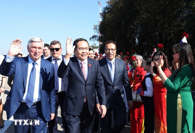 NA Chairman Tran Thanh Man is welcomed at the Vnukovo International Airport. (Photo: VNA)