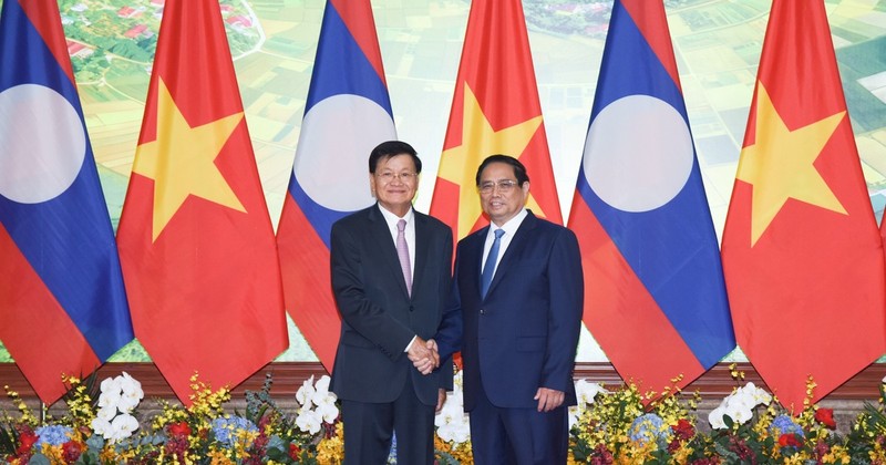 Prime Minister Pham Minh Chinh (R) and Party General Secretary and President of Laos Thongloun Sisoulith.