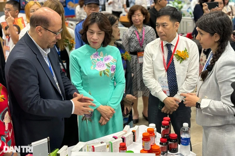 Nearly 1,000 booths featured at Pharmedi Vietnam 2024 (Photo: dantri.com.vn)