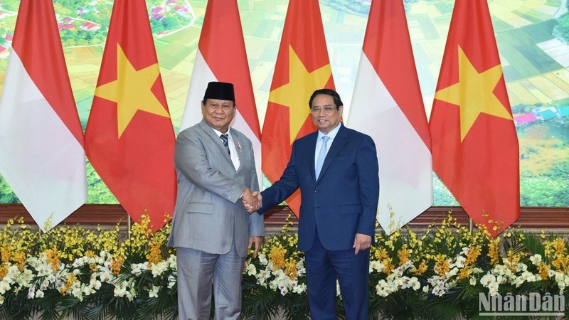 Prime Minister Pham Minh Chinh (R) receives Indonesian President-elect Prabowo Subianto (Photo: NDO/Tran Hai)