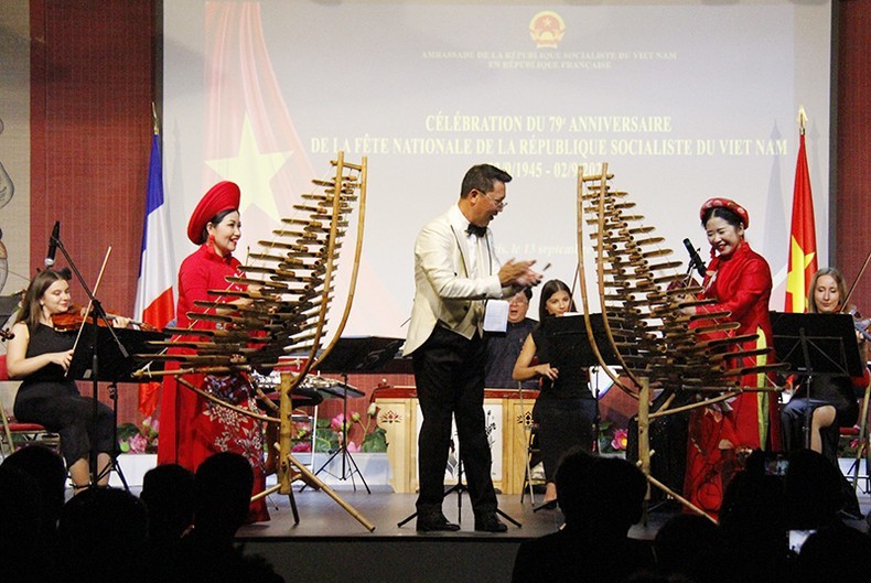 An art performance at the celebration in France (Photo: NDO/Minh Duy)