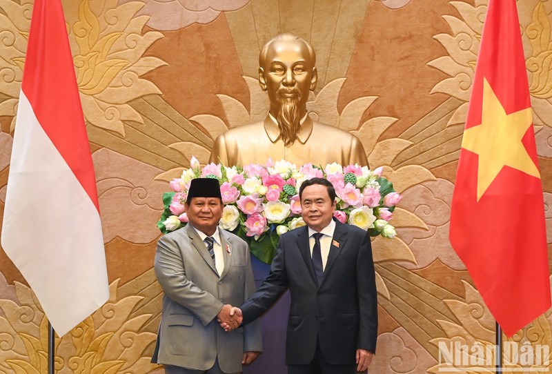 National Assembly Chairman Tran Thanh Man (R) and Indonesian President-elect Prabowo Subianto at their meeting in Hanoi on September 14 (Photo: NDO/Duy Linh)