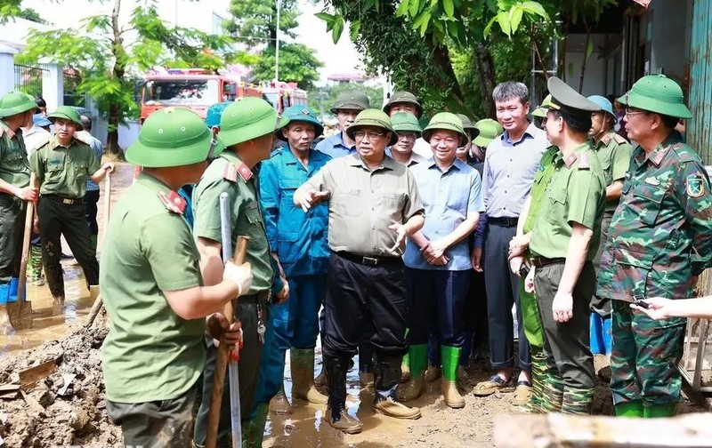 PM Pham Minh Chinh inspects aftermath recovery efforts in typhoon-hit Yen Bai province. (Photo: VNA)