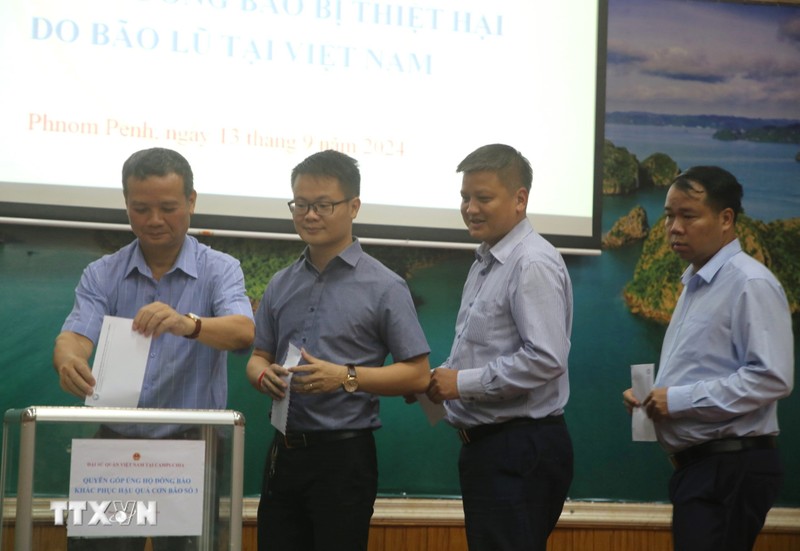 Donation campaign in support of Typhoon Yagi's victims held in Cambodia (Photo: VNA)