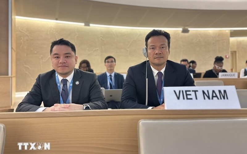 Ambassador Mai Phan Dung (R), Permanent Representative of Vietnam to the United Nations (UN), World Trade Organisation, and other international organisations in Geneva (Photo: VNA)