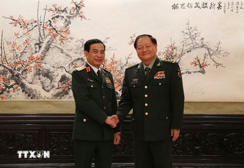 Minister of National Defence General Phan Van Giang (L) and Vice Chairman of the Central Military Commission of China Zhang Youxia (Photo: VNA)