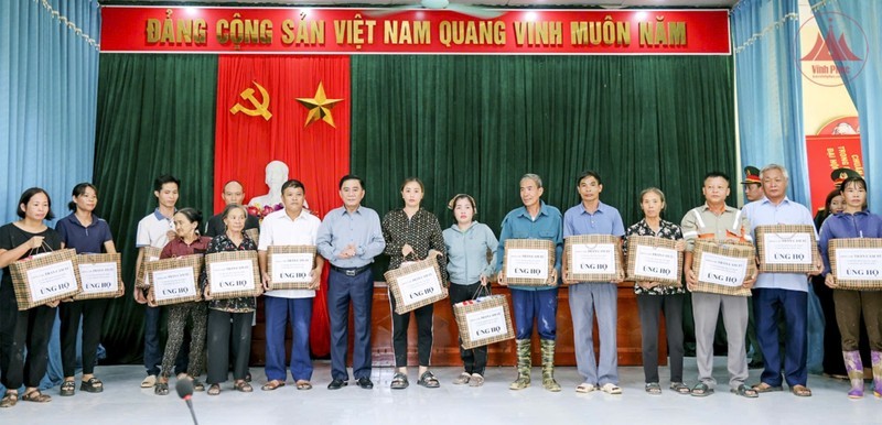 Politburo member Tran Cam Tu presents gifts to flood-hit households in Son Dong Commune, Lap Thach District, Vinh Phuc Province